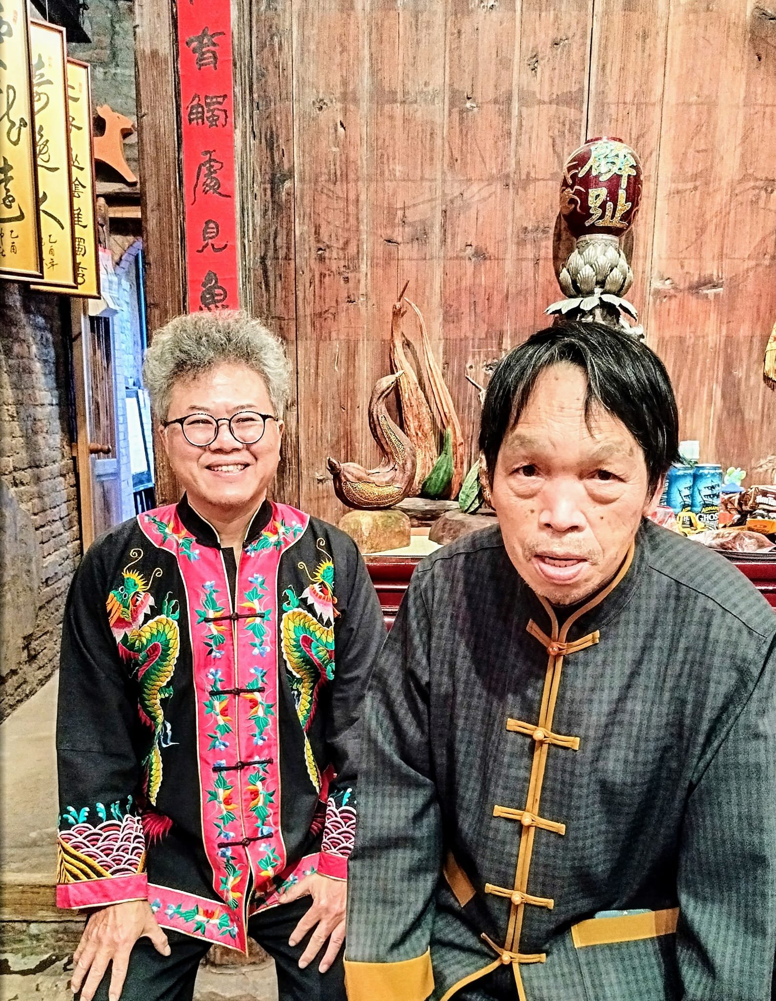 鹿鹿鬆餅屋展出四件黃媽慶大師作品